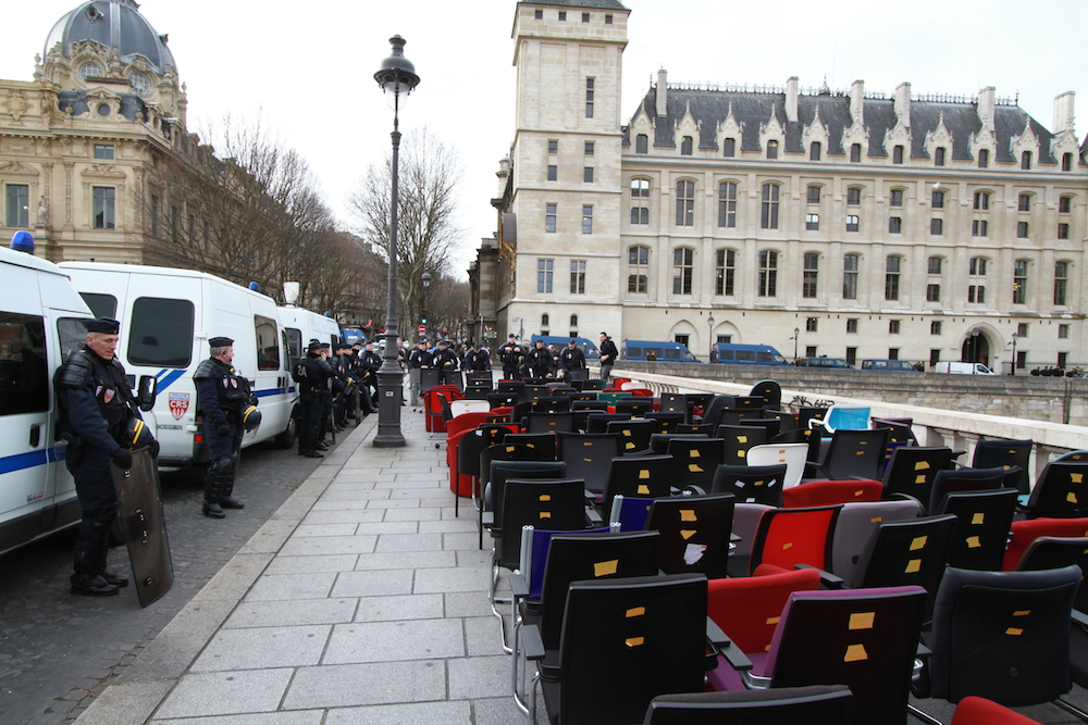 les 196 chaises fauchées, déposées au procès de Jérôme Cahuzac – photo Grégory Devivier