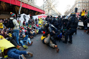 COP24 : 912 activistes nettoient Société Générale malgré la répression policière : image à la une