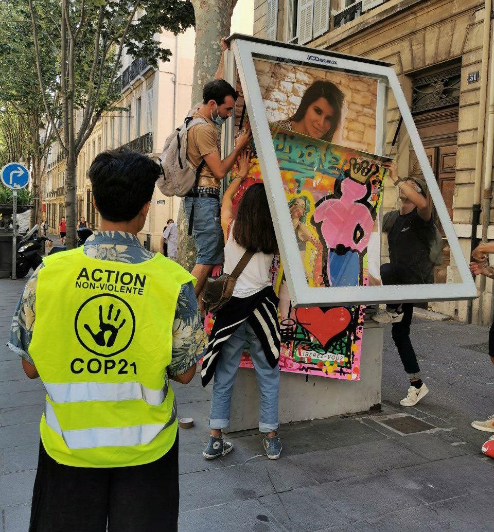 Remplacement des publicités de la ville à Marseille par une exposition d'art
