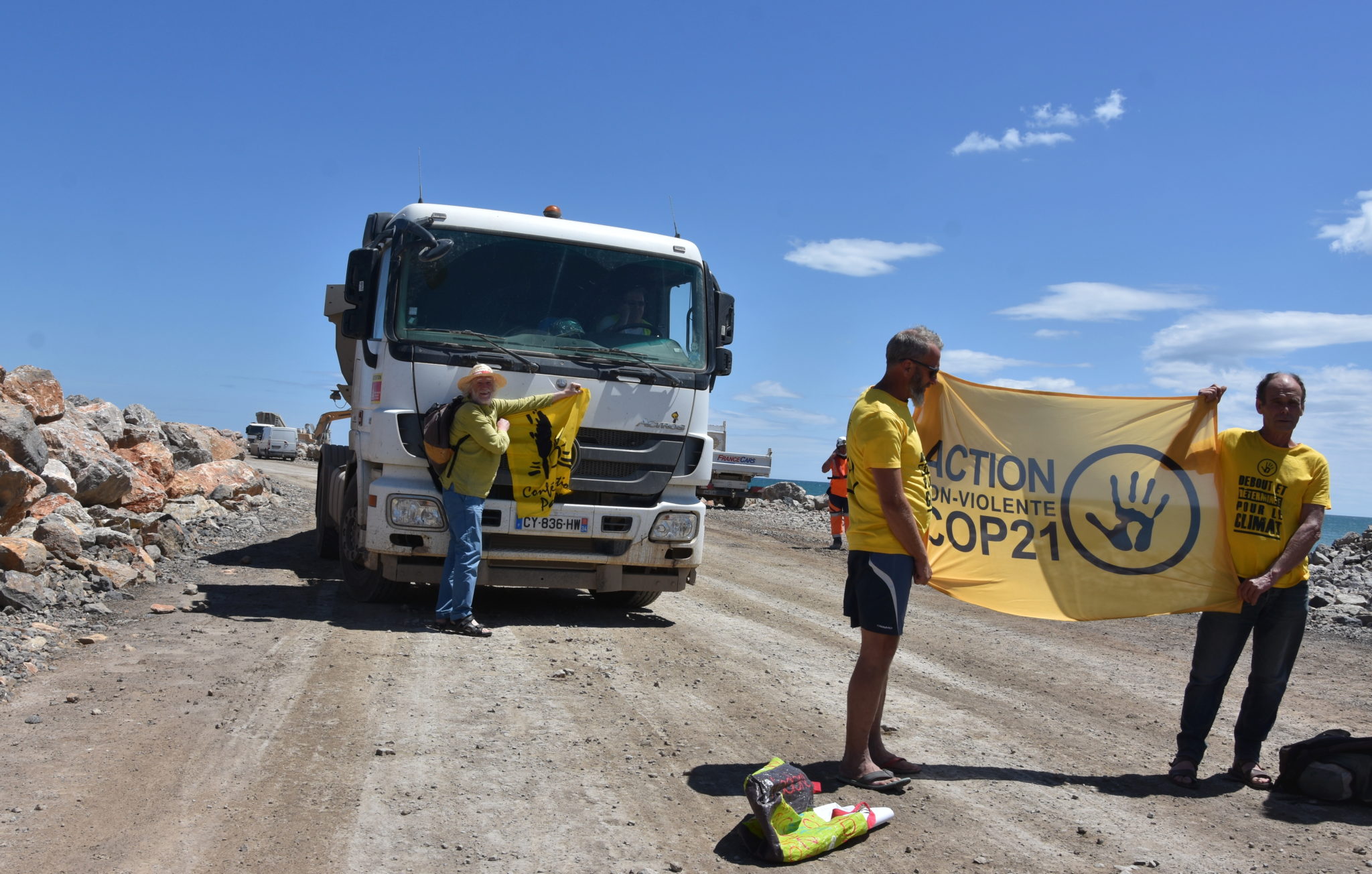 Blocage de camions sur le site du projet de Port la Nouvelle
