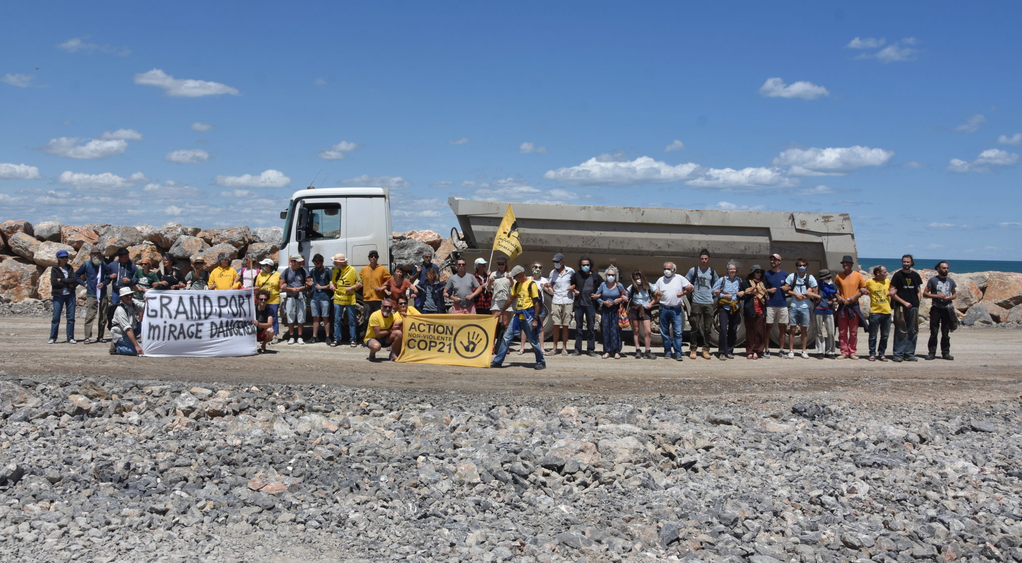 Blocage de camions sur le site du projet de Port la Nouvelle