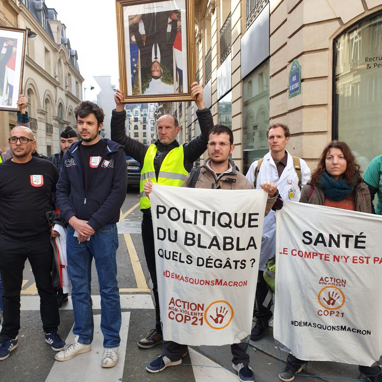 Action 'Démasquons Macron' le 13 mars 2020 devant l'Elysée avec le Collectif Inter-urgences Action 'Démasquons Macron' le 13 mars 2020 devant l'Elysée avec le Collectif Inter-urgences