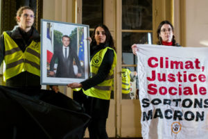 Climat, justice sociale, où est Macron ? 4 portraits du président Macron emportés par des activistes climat : image à la une