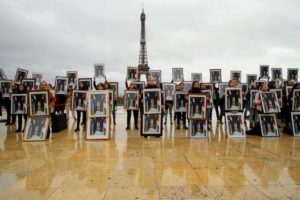 COP25 : 100 portraits de Macron brandis tête en bas devant la Tour Eiffel : image à la une