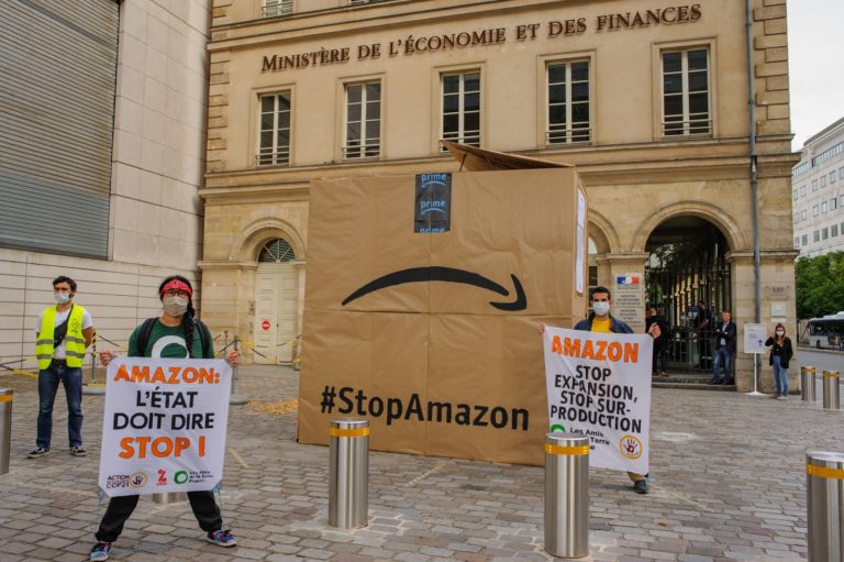 Des activistes ont déposé un colis géant Amazon devant le ministère de l’économie et des finances publiques - Crédit photo : Baptiste Soubra