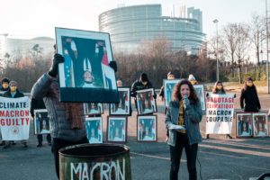 Les portraits d’Emmanuel Macron mazoutés devant le Parlement UE pour dénoncer son bilan climatique : image à la une