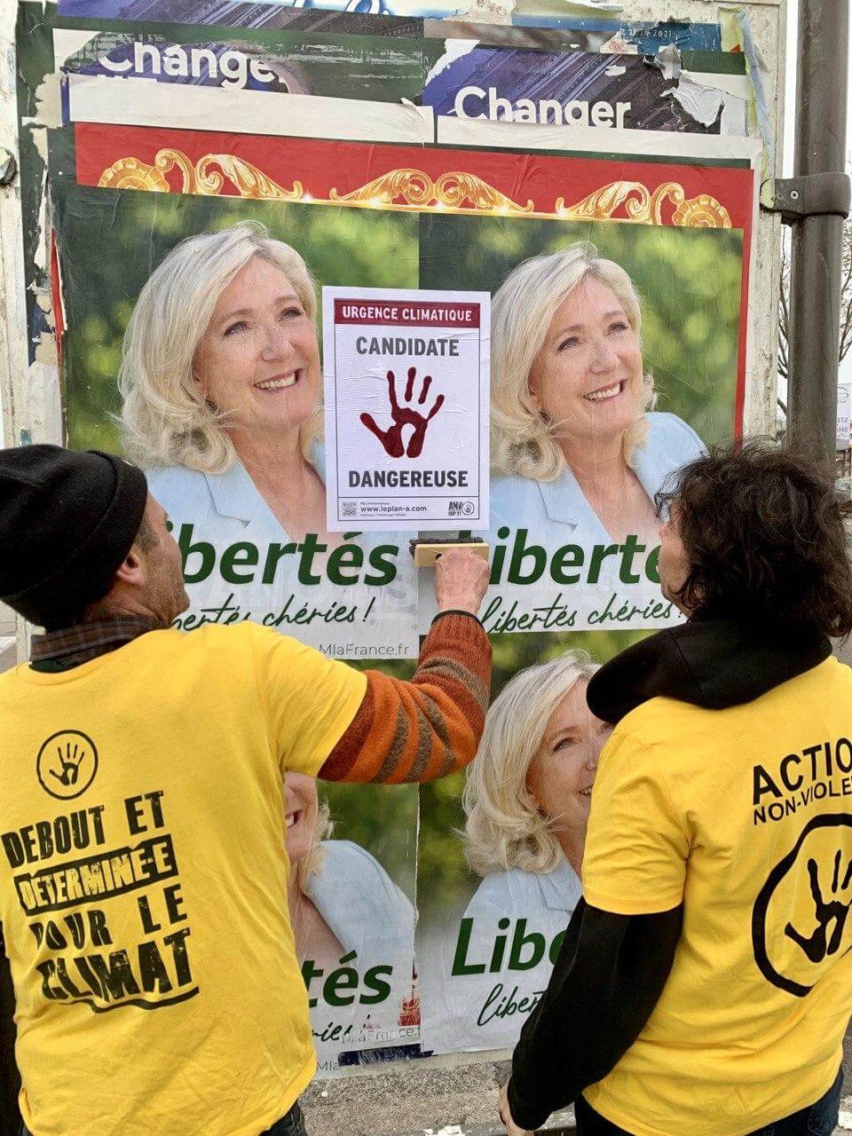 Recouvrement des affiches présidentielles à Perpignan