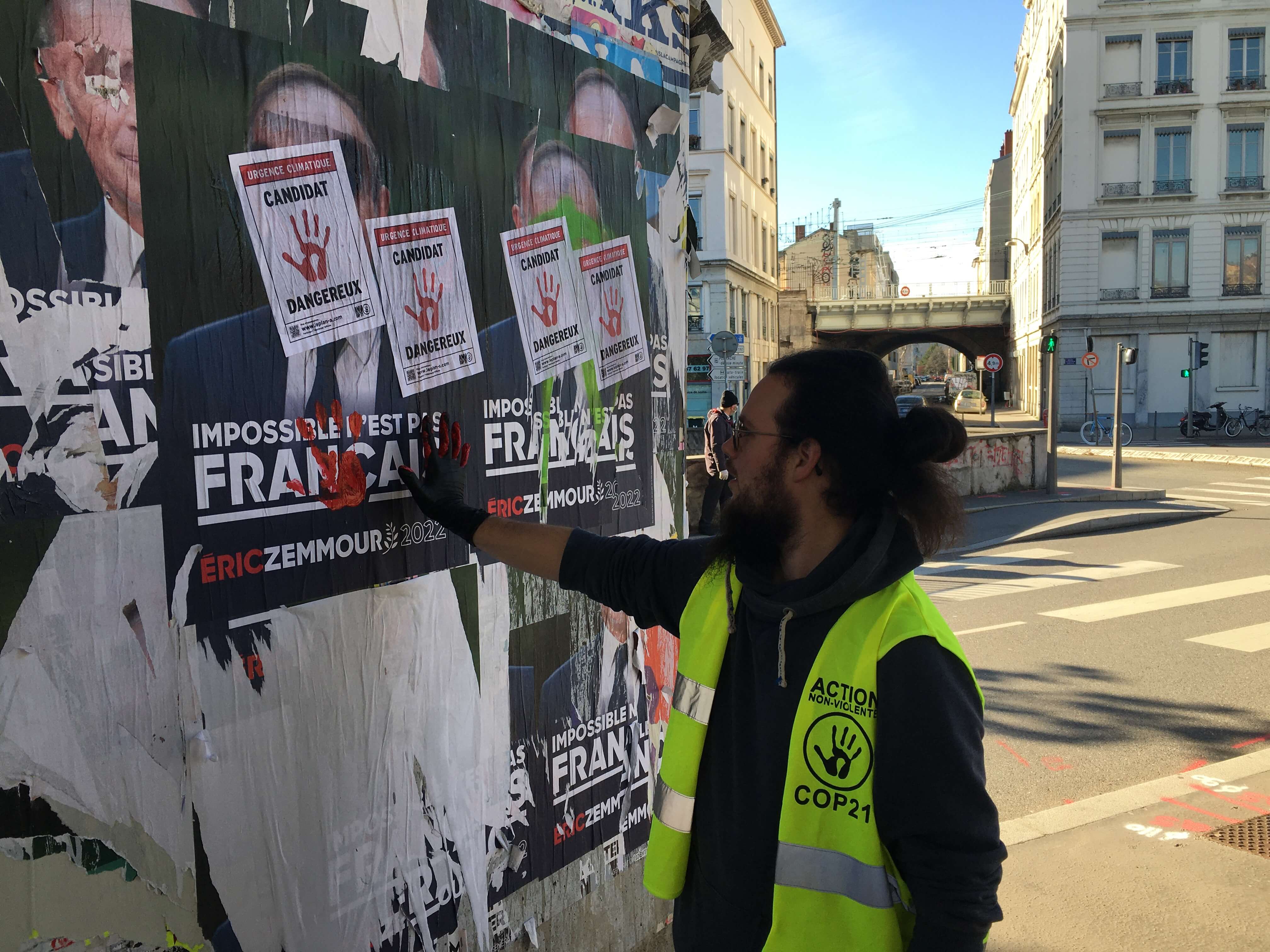 Présidentielle : recouvrement d'un affichage d'Eric Zemmour, candidat dangereux pour le climat à Lyon