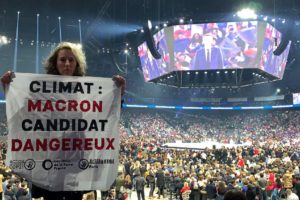 Le meeting de campagne d’Emmanuel Macron perturbé par des activistes climat￼ : image à la une