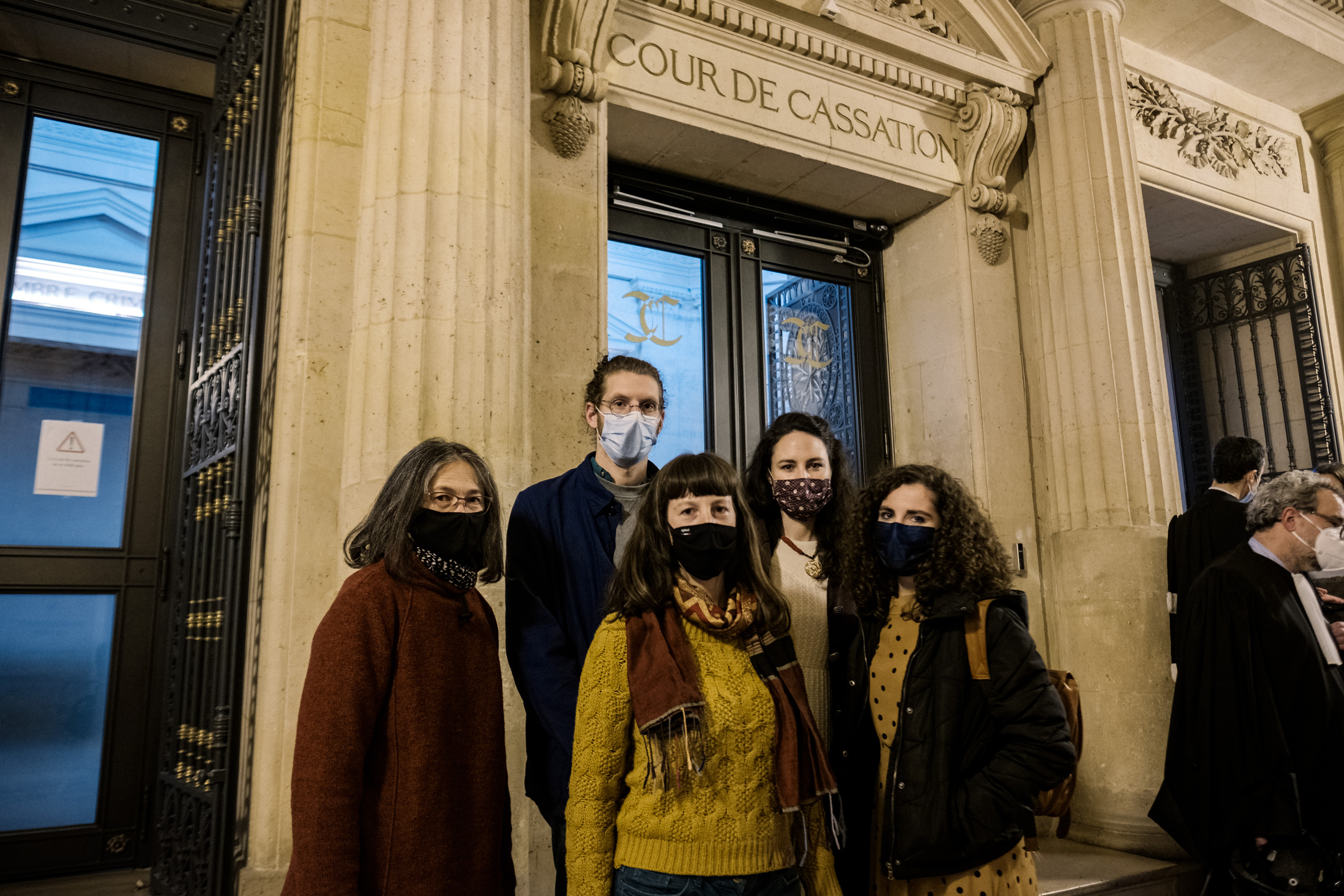 Décrocheurs de portrait à la sortie de la Cour de cassation – photo Basile Mesré-Barjon