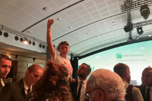 Des activistes climat perturbent l’assemblée générale de BNP Paribas : image à la une