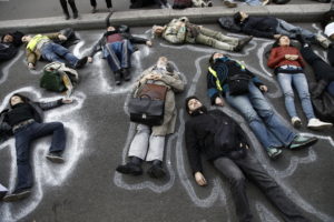 300 militants du mouvement pour le climat perturbent le Sommet International du Pétrole à Paris : image à la une