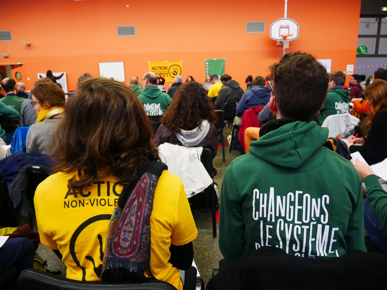 Militantes en t-shirt ANV-COP21 et Alternatiba de dos devant l'assemblée