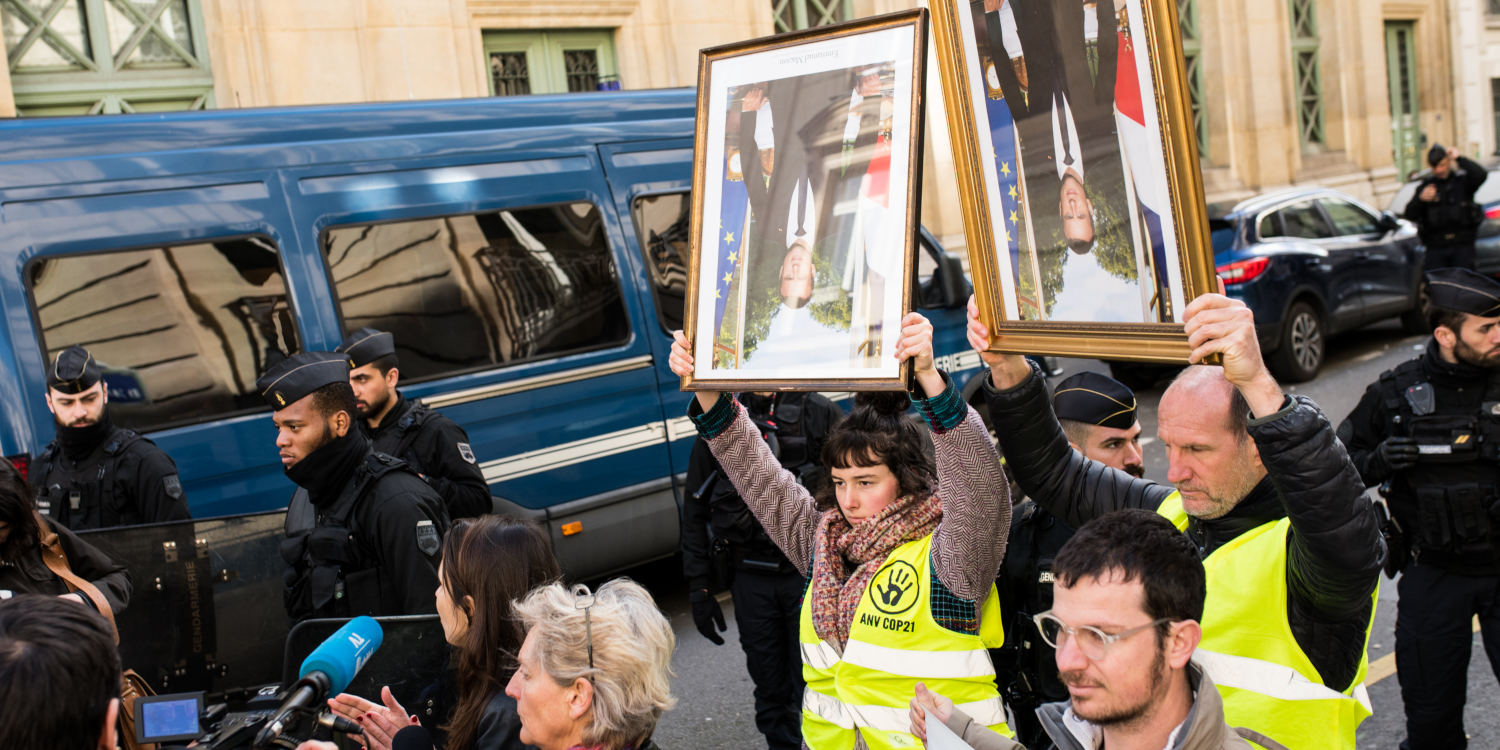 Action Décrochons Macron à Paris en mars 2020 – photo LeDuQ