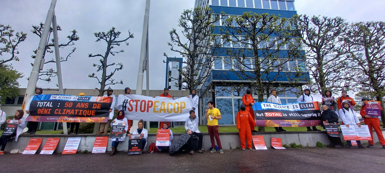 Des dizaines d'activistes de Scientiques en Rebellion, ANV-COP21, XR, Stop EACOP et Dernière Rénovation ont ciblé Total pour dénoncer ses pratiques climatices.