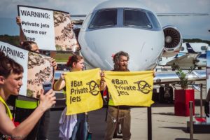 Une centaine de militant·es pour le climat bloquent des jets privés lors du plus grand salon de l’aviation d’affaires en Europe, protestant contre les méga-pollueurs de luxe : image à la une