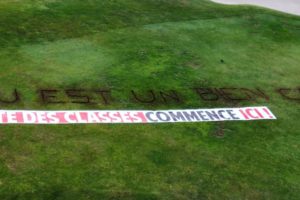 Contre l’accaparement de l’eau, ANV-COP21 creuse un message géant dans un golf : image à la une
