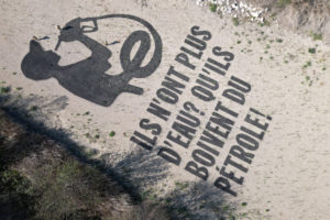 Une peinture géante dans une rivière à sec pour dénoncer la responsabilité de TotalEnergies : image à la une
