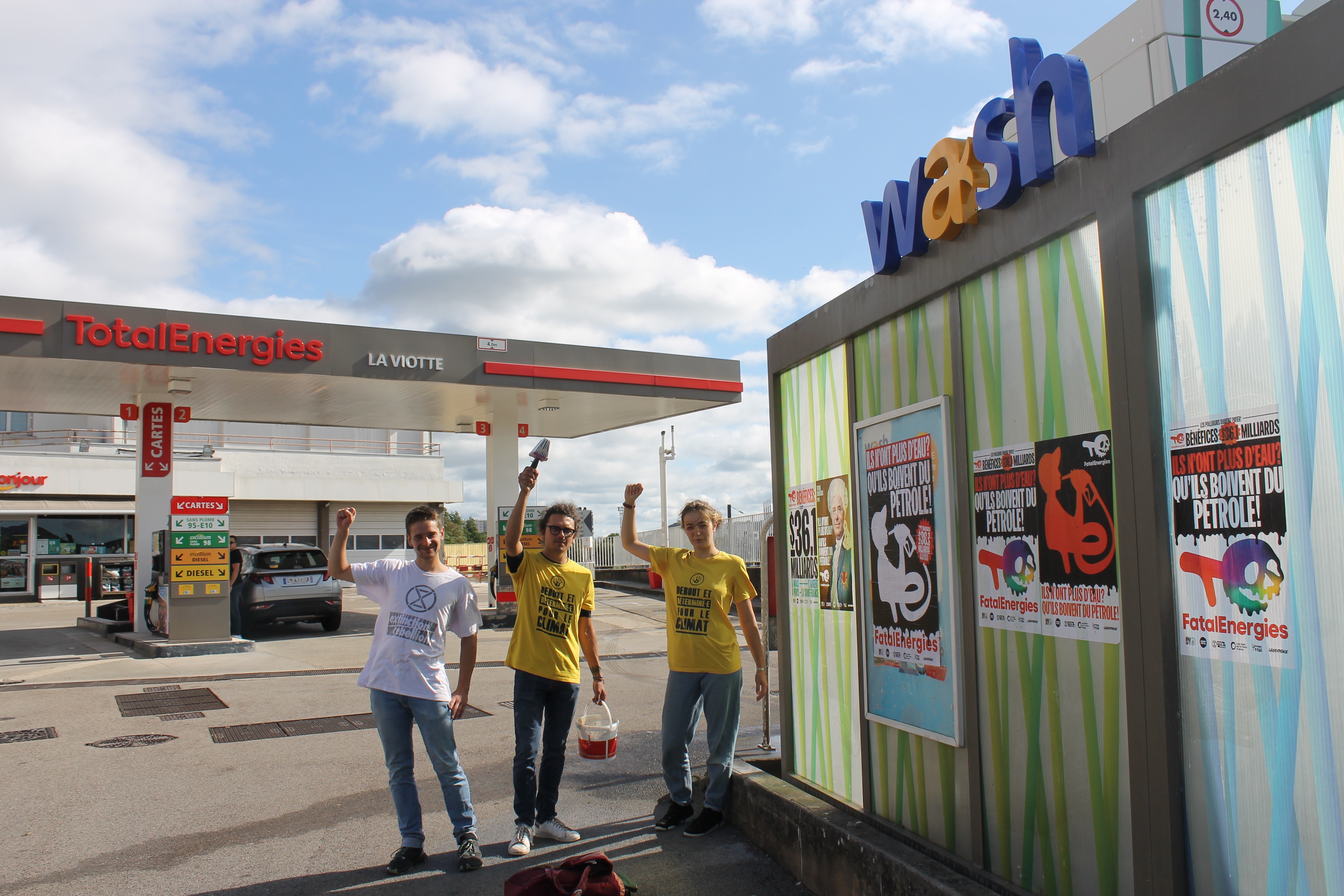 Des activistes et un affichage massif devant une station essence TotalEnergies