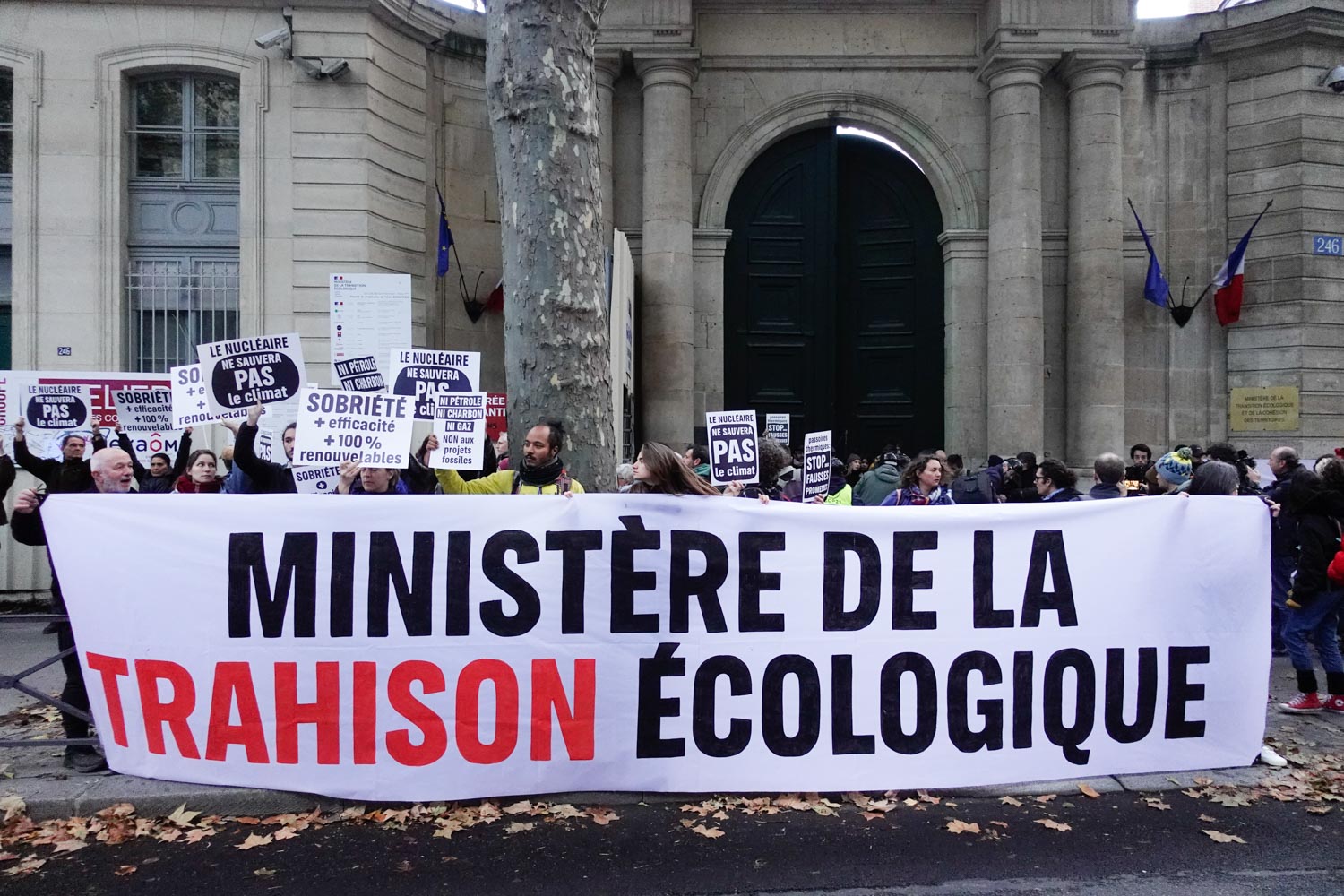 Devant la porte du ministère de la Transition écologique, grande banderole "ministère de la trahison écologique" et des dizaines de militants derrière