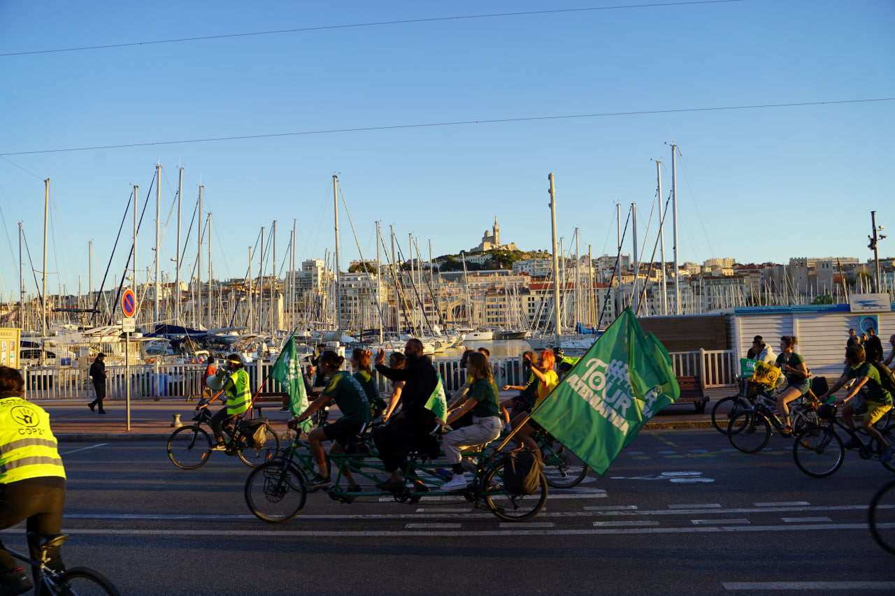 Quadruplette devant le port de Marseille et Notre-dame de Bonne Mère