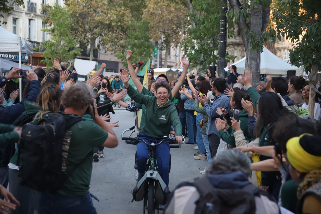 La quadruplette arrive à Marseille lors d'une vélorution.