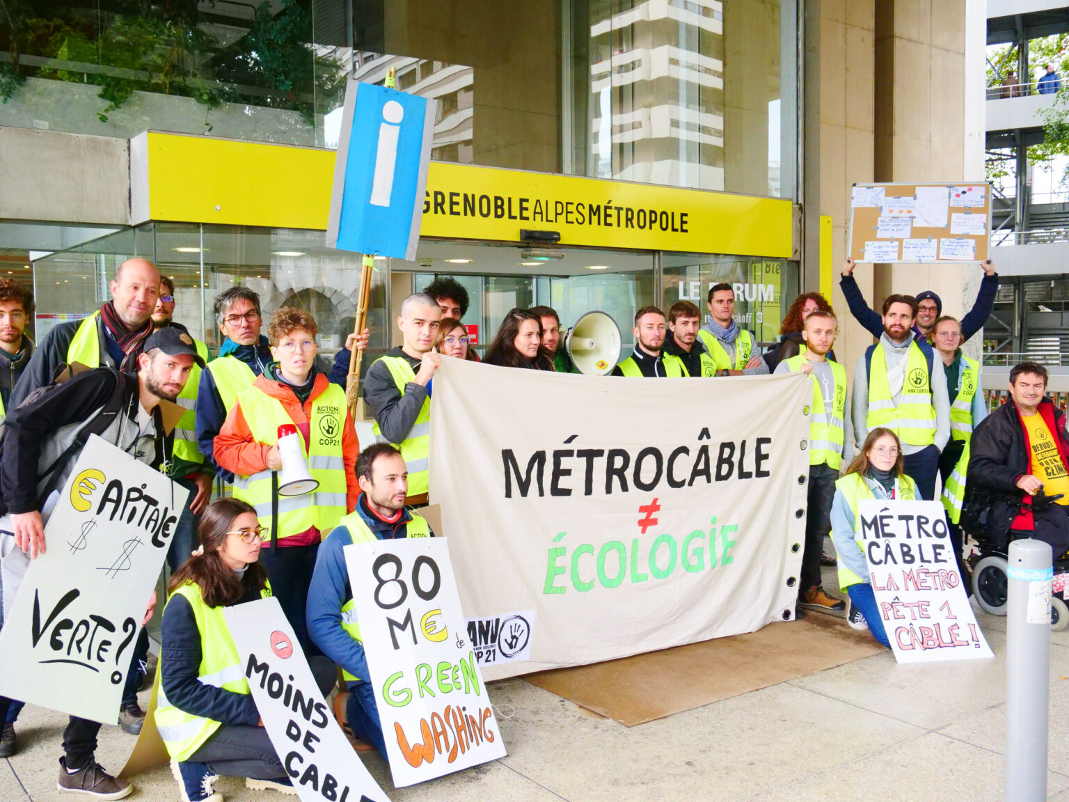 Occupation devant le conseil de la métropole de Grenoble par le groupe Alternatiba Grenoble pour protester contre le Métrocâble. 