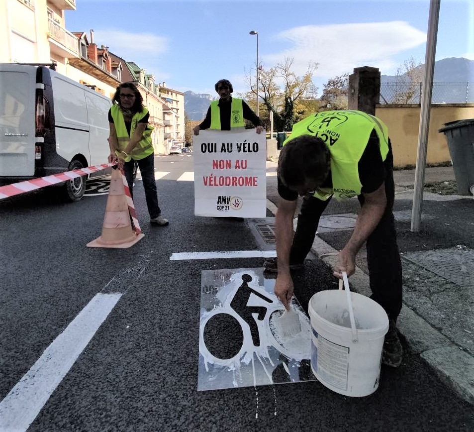 Action sur la voie publique : peindre des pistes cyclable pour revendiquer l'aménagement de pistes