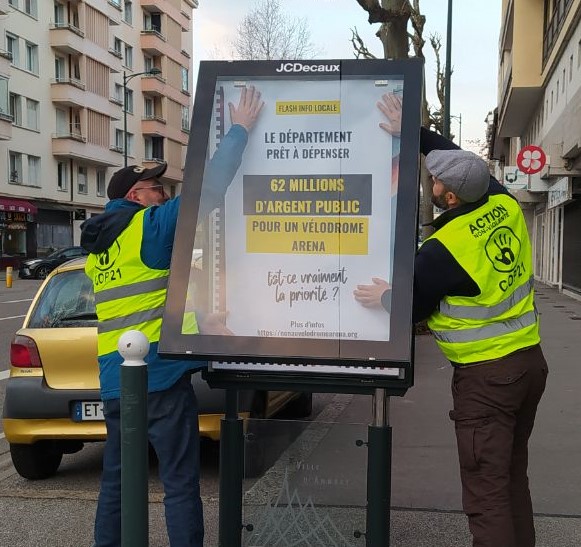 Action de réquisition de panneaux publicitaires pour parler du projet du Vélodrome