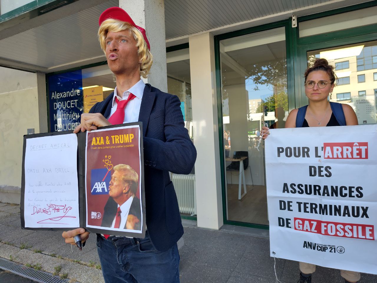Un militant déguisé en Donald Trump faisant une prise de parole devant une agence AXA à Nantes - Crédit GIGNV Nantes