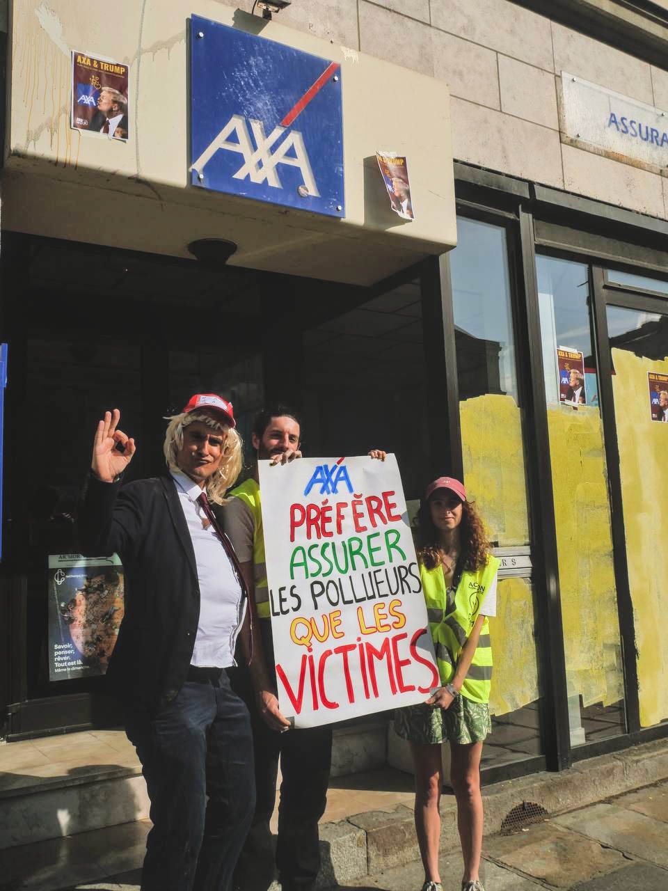 les activistes rennais devant une agence repeinte en vert - crédit ANV-COP21 Rennes