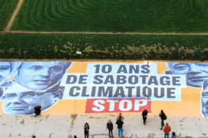 Une immense banderole déployée sur le Champ-de-Mars au pied de la Tour Eiffel pour dénoncer les responsables du sabotage de l’accord de Paris sur le climat ! : image à la une