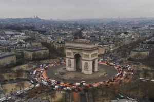 Les organisations climat repeignent la place de l&rsquo;Étoile en orange pour appeler à « suivre d’autres voix » : image à la une
