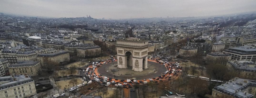 La place de l'Étoile autour de l'Arc de triomphe à Paris à été recouverte de peinture orange. 