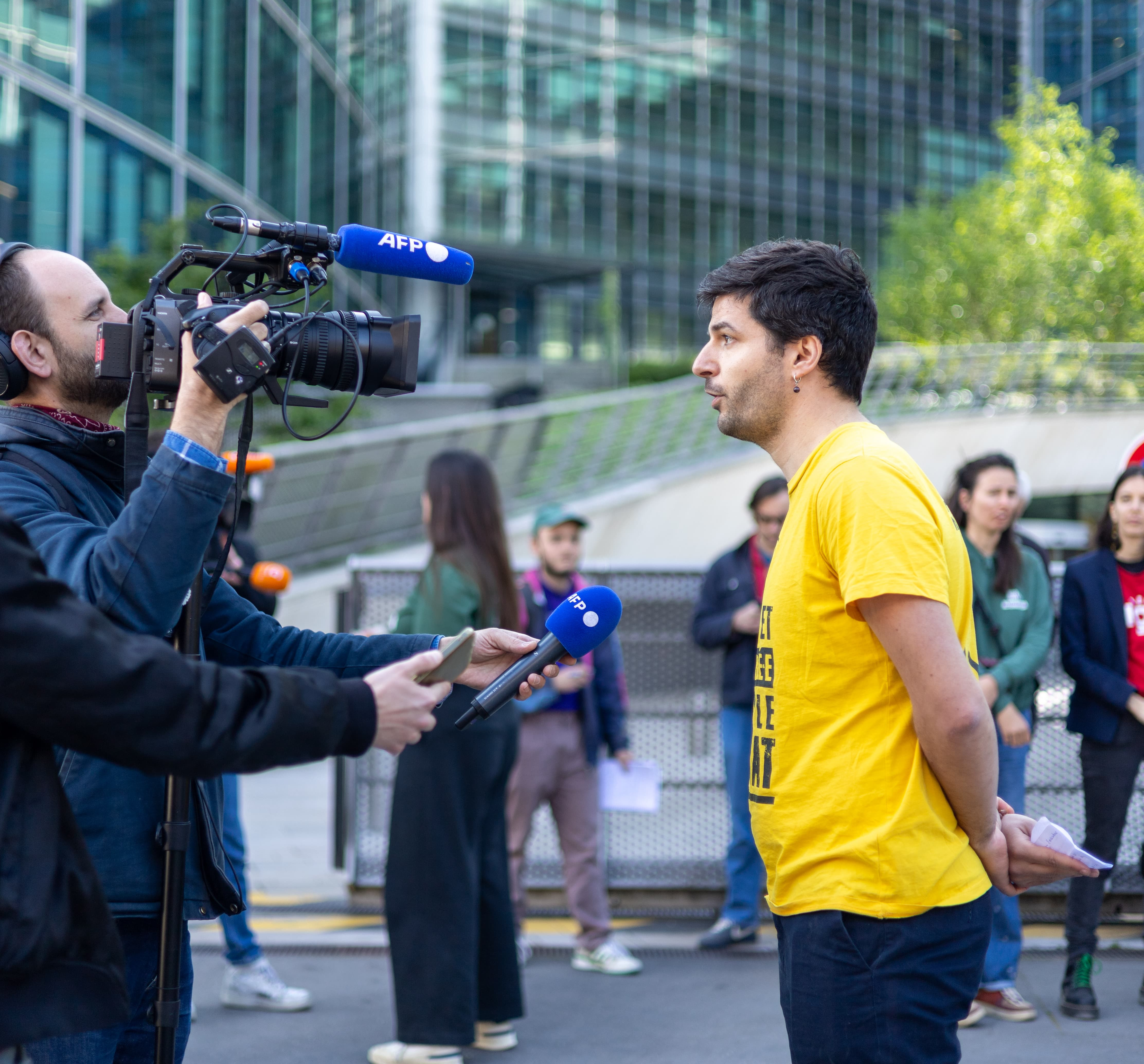 Interview lors d'une action devant le siège de Microsoft pour Piratons Microsoft - Avril 2026