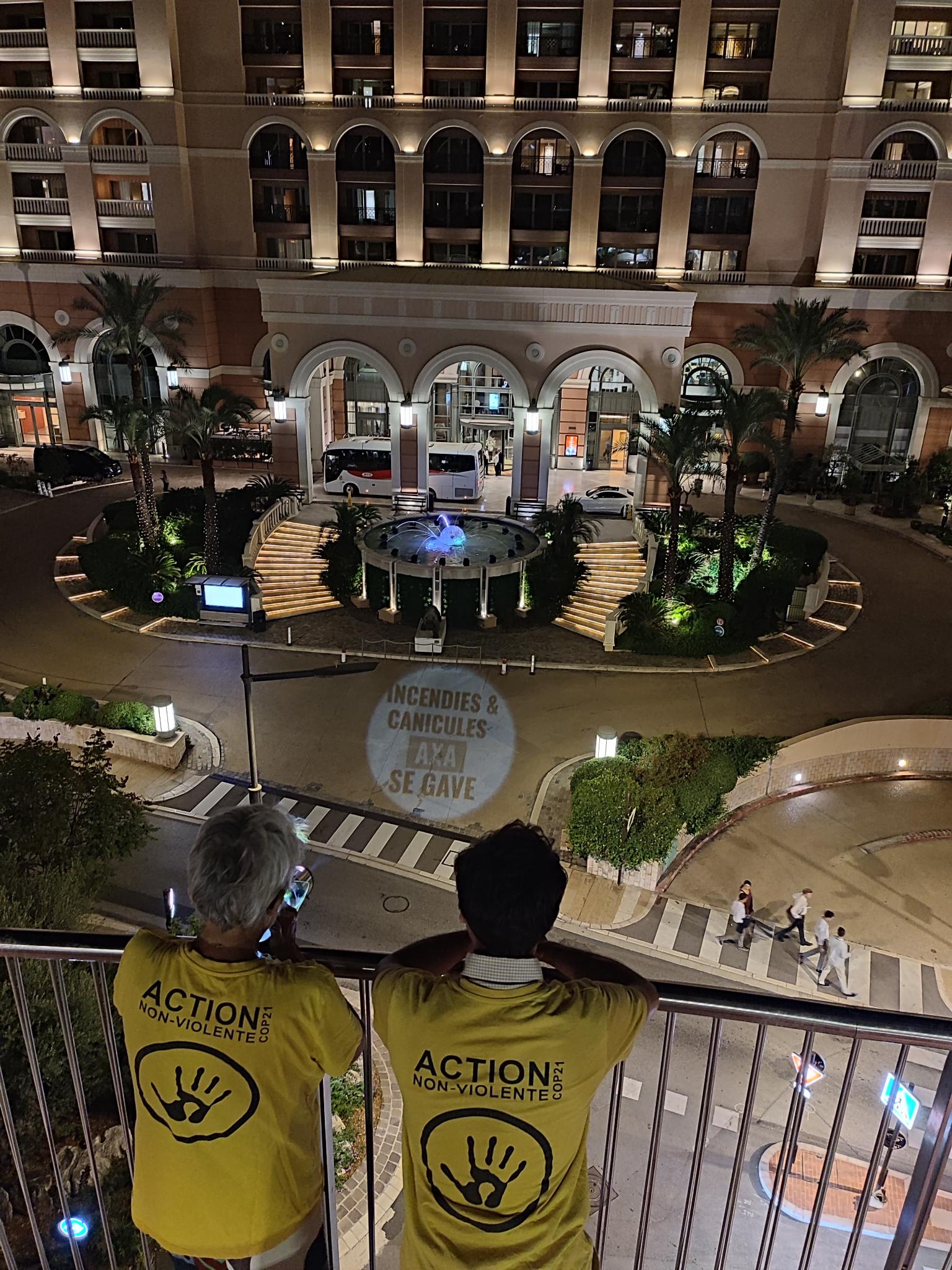 La projection géante affichant le message “Incendies et canicules : AXA se gave !” aux Rencontres de Septembre à Monaco