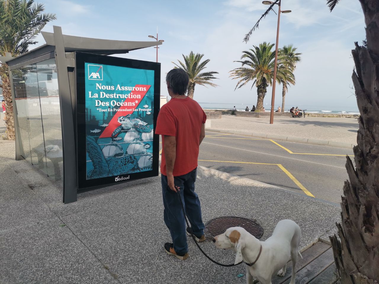 « Nous assurons la destruction des océans. *Tout en prétendant les protéger. »
- Un passant lit le panneau publicitaire affiché à Hendaye.